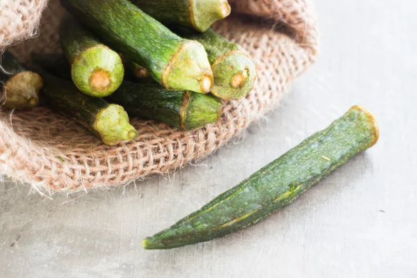 Chips de okra saludables en un fondo limpio —  Fotos de Stock