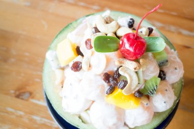 Yoğurtlu sağlıklı meyve salatası.