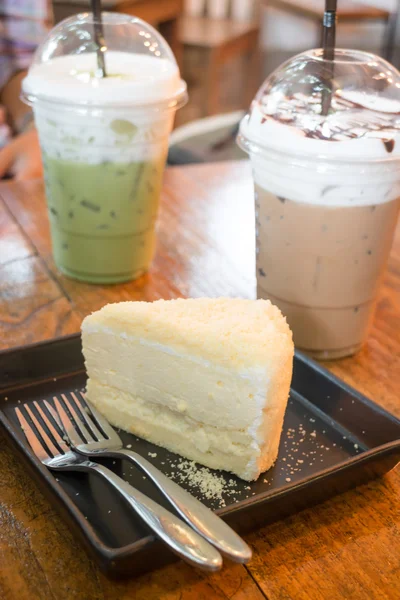 Cheese cake and iced caffeine drink — Stock Photo, Image