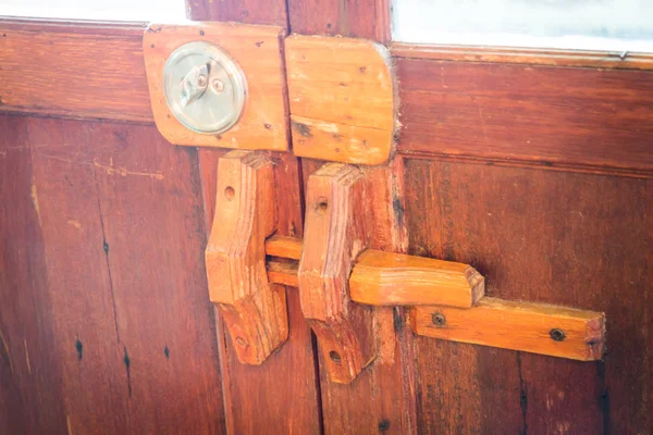 Puerta de madera vintage con doble cerradura —  Fotos de Stock