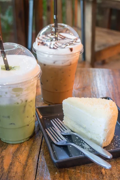 Tvarohový dort a ledovou kofeinu nápoje — Stock fotografie