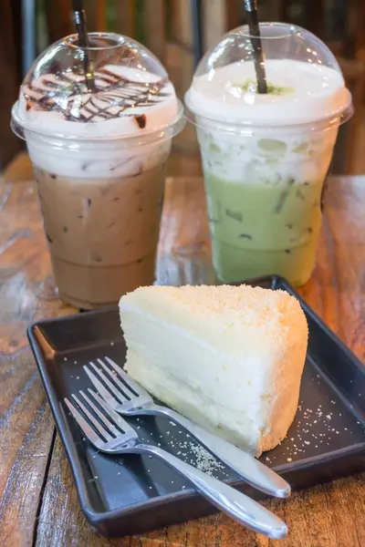 Cheese cake and iced caffeine drink — Stock Photo, Image