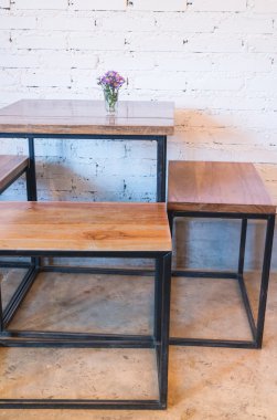 Boş kafe masa ve sandalyeler