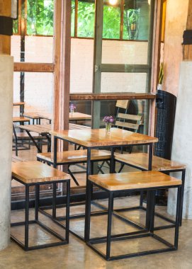 Boş kafe masa ve sandalyeler