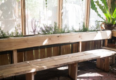 bahçesinde boş ahşap sandalye