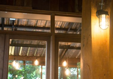 Retro siyah asılı lamba ışığında