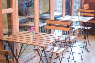 Boş kafe masa ve sandalyeler