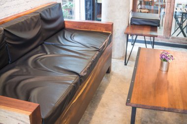 Boş kafe masa ve sandalyeler