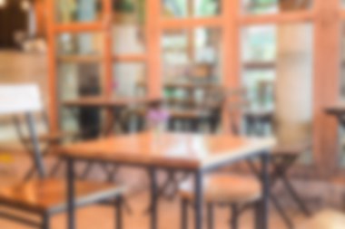 Boş kafe masa ve sandalyeler