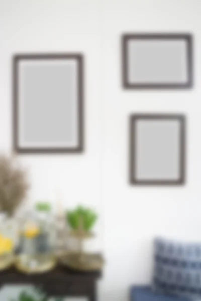 Kamer interieur met frames op de witte muur — Stockfoto