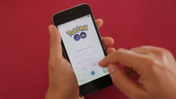 Chiang Rai, Tajlandia - 13 września 2016 Apple iphone5s odbyła się rękę pokazując jego ekran z Pokemon do aplikacji — Wideo stockowe