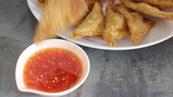 Boulettes frites servant dans l'assiette — Video