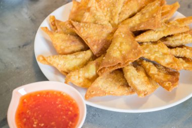 Plaka üzerinde hizmet veren ev yapımı Kızarmış köfte