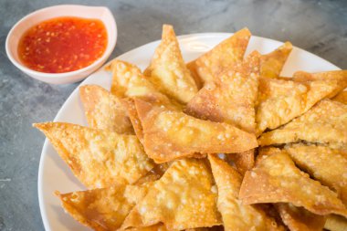 Plaka üzerinde hizmet veren ev yapımı Kızarmış köfte