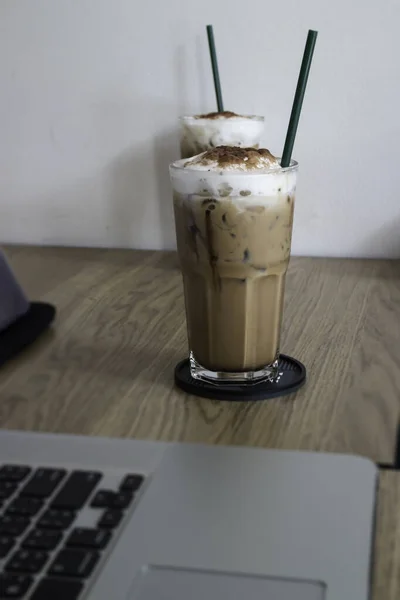 Doppelglas Milchkaffee Archivbild — Stockfoto