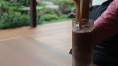 Bahçe manzaralı sabah kahvesi, stok görüntüler.