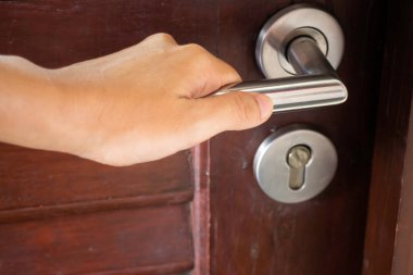 El, kapı koluyla çalışır, stok fotoğrafı.