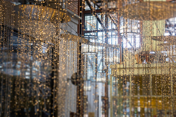 Желтые лампочки, украшенные потолком зала, фото со склада