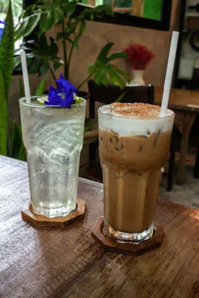 冰凉咖啡饮料和冰蝴蝶茶与柠檬水饮料的照片 — 图库照片