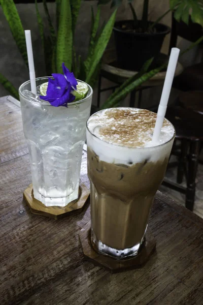 冰凉咖啡饮料和冰蝴蝶茶与柠檬水饮料的照片 — 图库照片