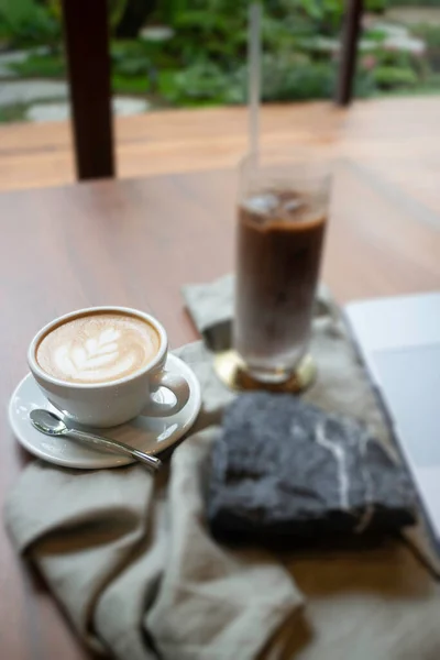 Varmt Kaffe Och Iskaffe Träbord Stockfoto — Stockfoto