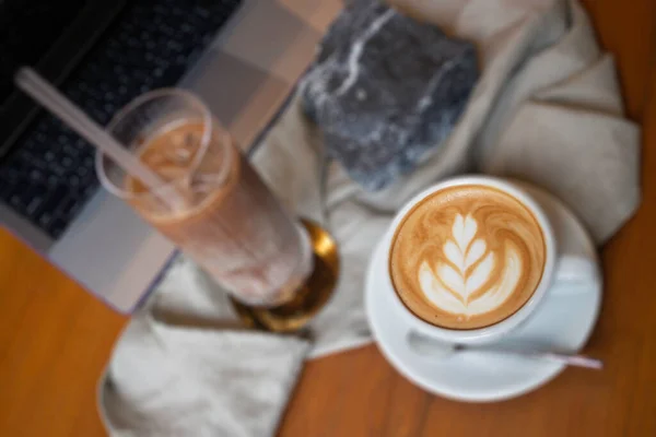 Heißer Kaffee Und Eiskaffee Auf Holztisch Archivbild — Stockfoto