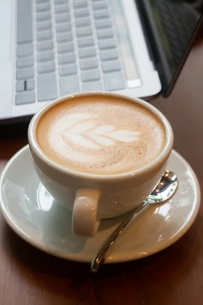 Kopp Kaffe Och Laptop Bordet Stockfoto — Stockfoto