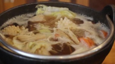 Yemek yemek için Shabu kaynar tavası, stok görüntüleri.