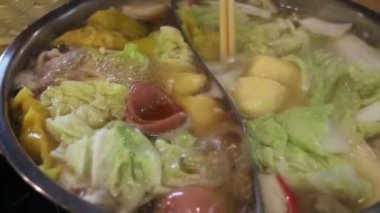 Shabu zamanı sıcak tencerede yumurta, stok görüntüler.