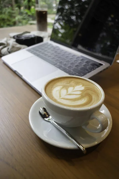 Kopje Koffie Laptop Tafel Stockfoto — Stockfoto