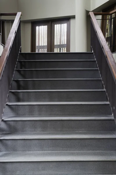 ホテルの内部をリードする階段 ストックフォト — ストック写真