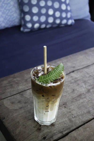 シダの葉で飾られたコーヒーグラス ストックフォト — ストック写真