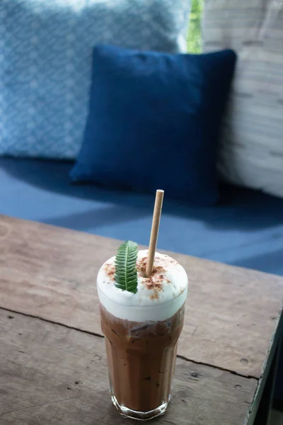 Eğreltiotu Yaprağıyla Süslenmiş Kahve Bardağı — Stok fotoğraf