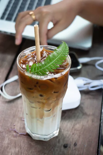 Koffie Glas Versierd Met Varens Blad Bevoorraden Foto — Stockfoto