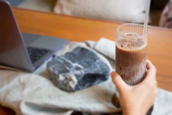 Glas Mjölk Kaffe Och Laptop Bordet Stock Foto — Stockfoto