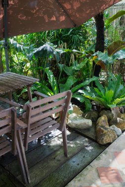 Bahçe koltuğu, kahve masası, stok fotoğrafı.