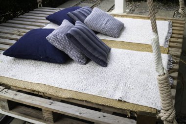 Bahçe koltuğu, kahve masası, stok fotoğrafı.