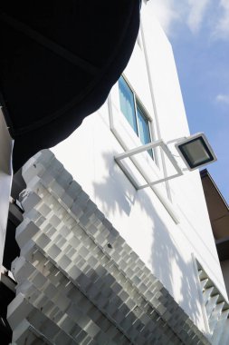 Beyaz geometrik ışıklandırılmış altıgen duvar, stok fotoğrafı