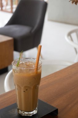 Kağıt kamışlı buzlu kahve, stok fotoğrafı.