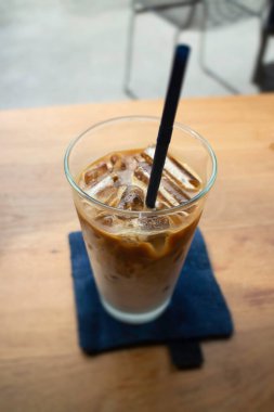 Bardakta buzlu sütlü kahve, stok fotoğrafı.