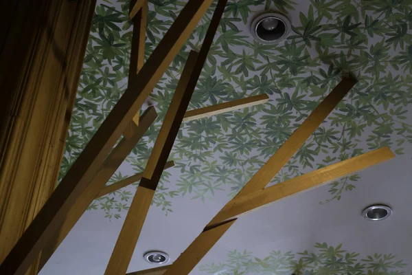 木の壁に飾られたヴィンテージレトロなアイテム ストックフォト — ストック写真