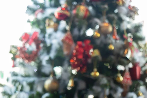 Árbol Navidad Adornos Desenfocados Luces Fondo Foto Stock — Foto de Stock