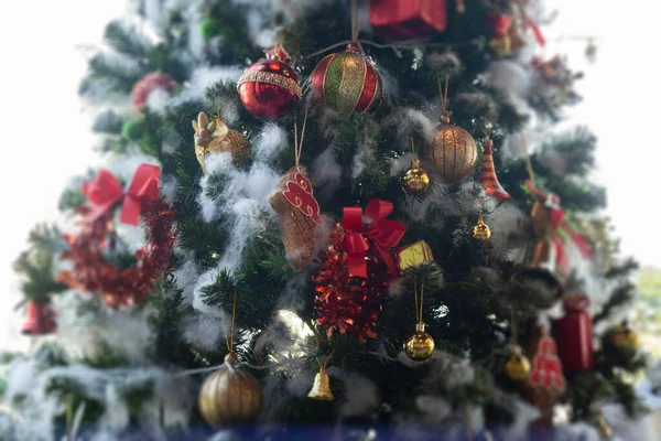 クリスマスツリーの装飾照明背景 ストックフォト — ストック写真