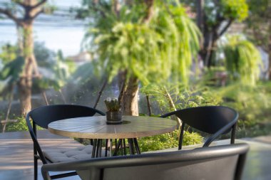 Rahatlama yeşil tatil köyü kafe ve restoran, stok fotoğrafı.