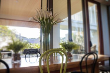 Rahatlama yeşil tatil köyü kafe ve restoran, stok fotoğrafı.