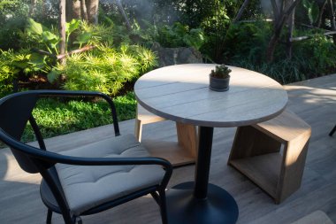 Rahatlama yeşil tatil köyü kafe ve restoran, stok fotoğrafı.