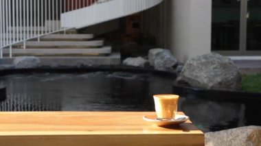 Sabah kahvesi, soğuk bir çevrede, stok görüntüler.