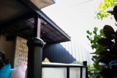 Yeşil bitkilerle dolu açık bir tatil köyü, stok fotoğrafı.