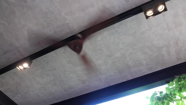 Plafond Noir Ventilateur Électrique Intérieur Pour Climat Été Images Stock — Video