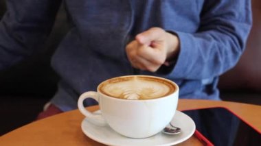 Bahçedeki koi balığı havuzu, stok görüntüleri.